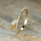 Anillo con colgante de alas de ángel oro