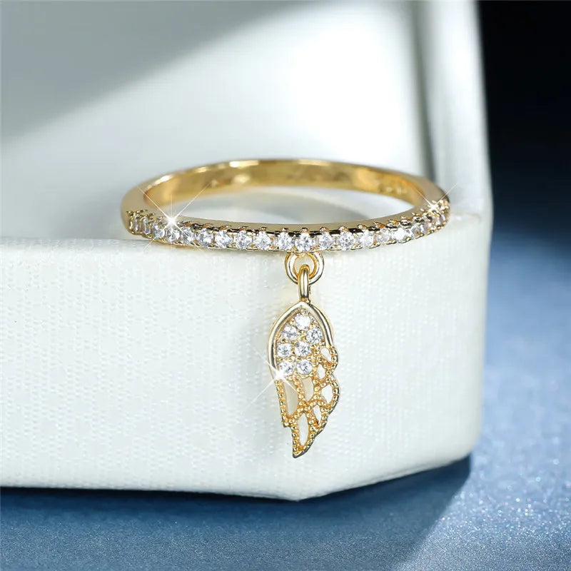 Anillo con colgante de alas de ángel oro