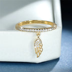 Anillo con colgante de alas de ángel oro