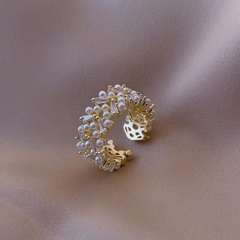 Anillo con Perlas Blancas de Circón