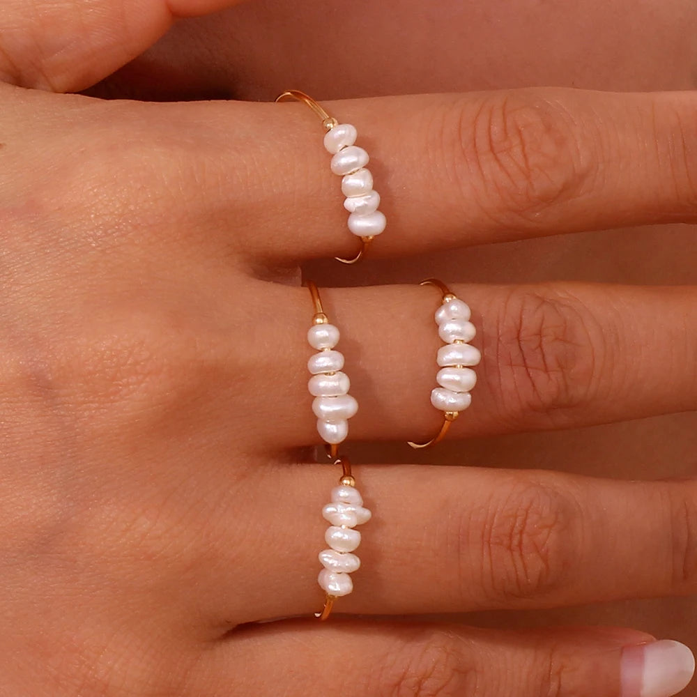 Anillo con perlas de agua dulce alineadas