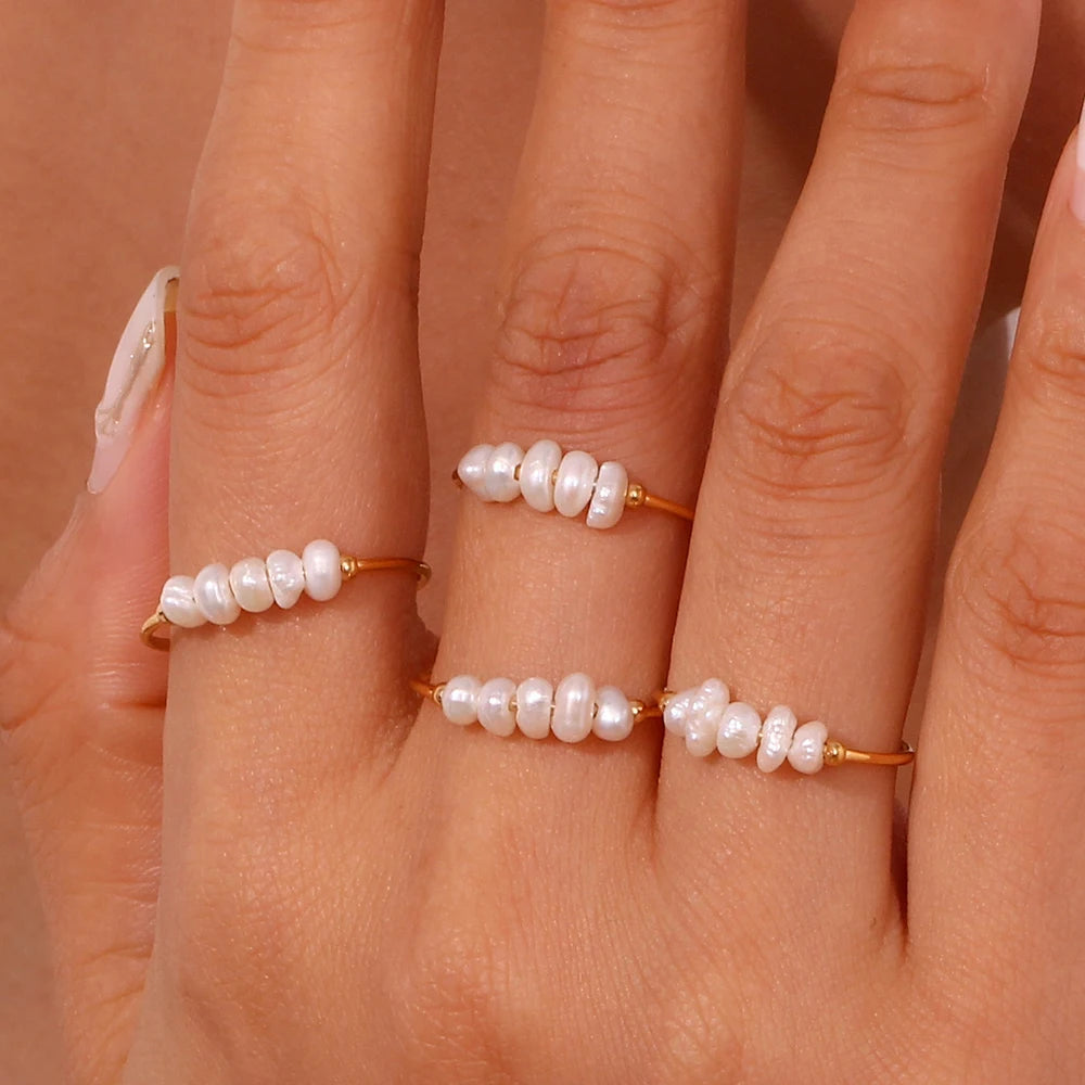 Anillo con perlas de agua dulce alineadas