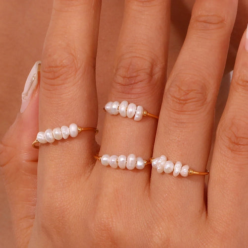 Anillo con perlas de agua dulce alineadas
