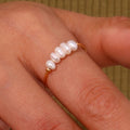 Anillo con perlas de agua dulce alineadas