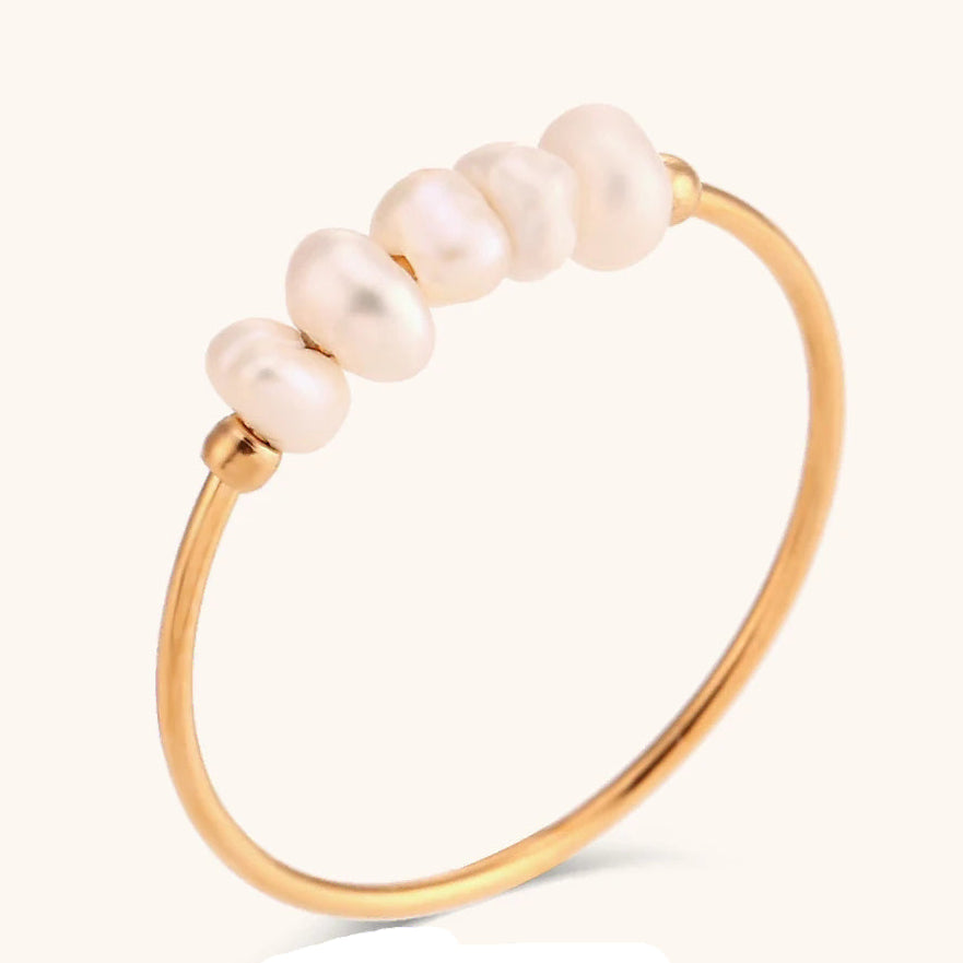 Anillo con perlas de agua dulce alineadas