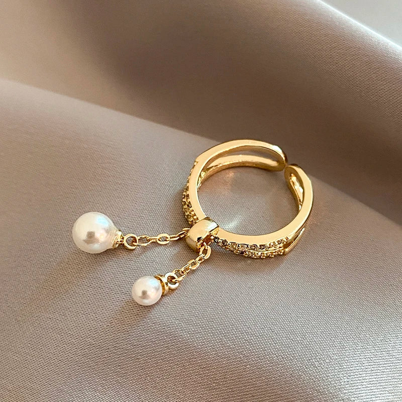 Anillo con perlas colgantes