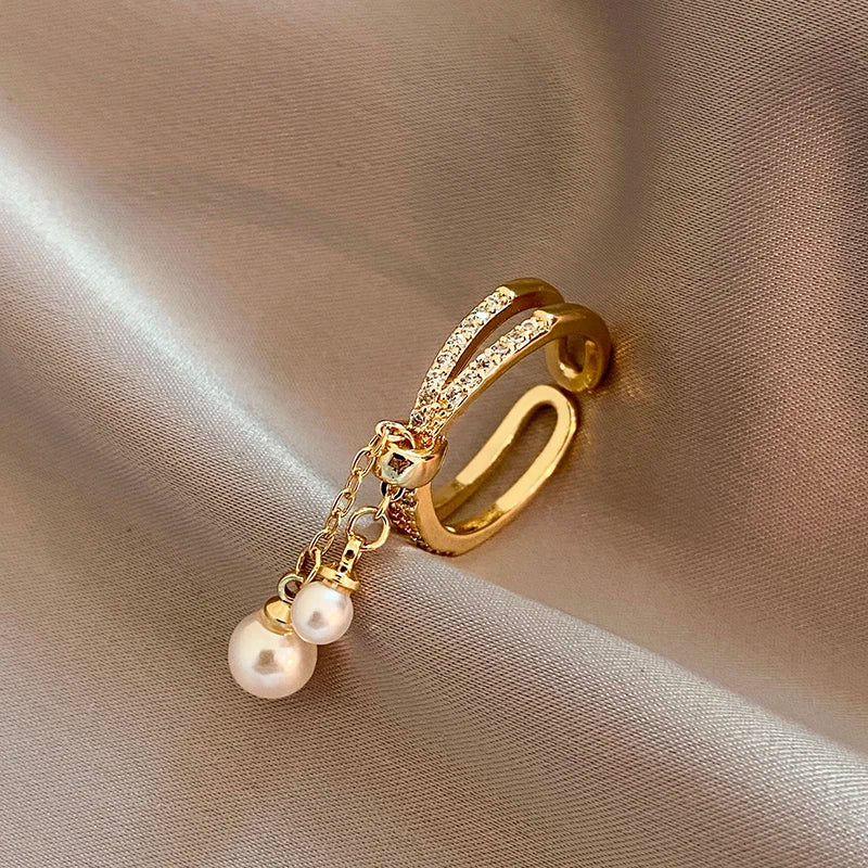 Anillo con perlas colgantes