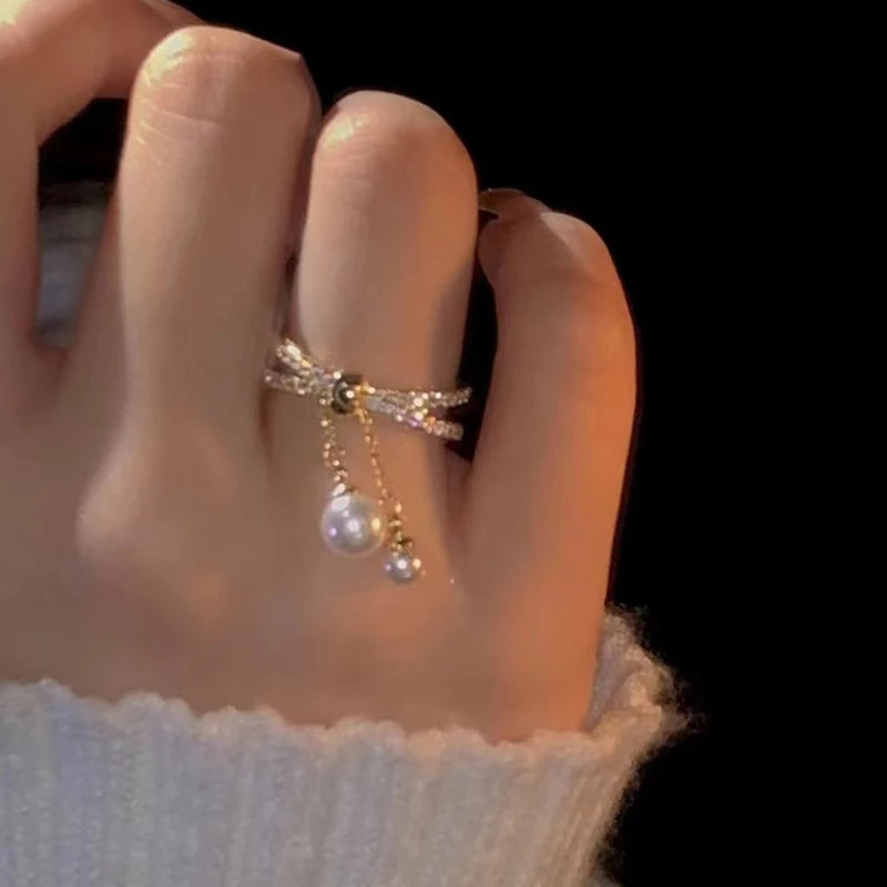 Anillo con perlas colgantes
