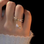 Anillo con perlas colgantes