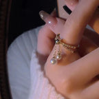 Anillo con perlas colgantes