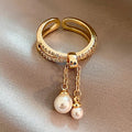 Anillo con perlas colgantes