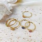Anillo con pequeñas piedras de nacimiento redondas para mujer