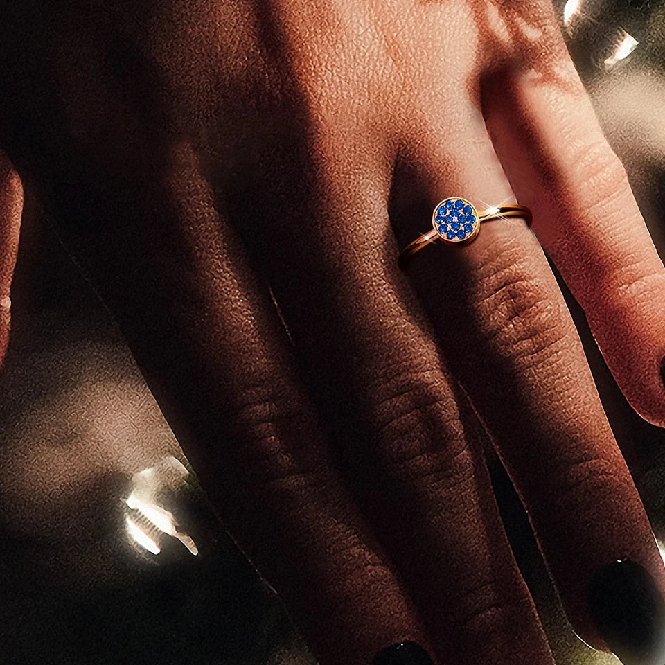 Anillo con pequeñas piedras de nacimiento redondas para mujer