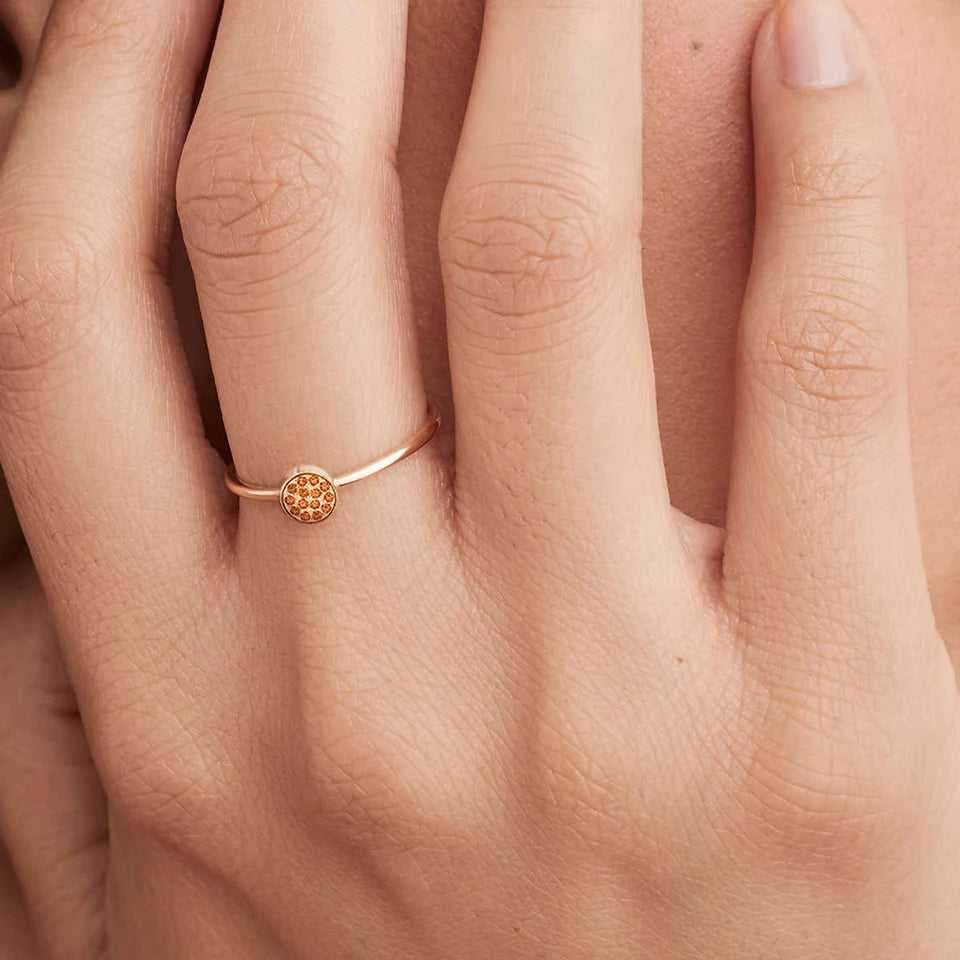 Anillo con pequeñas piedras de nacimiento redondas para mujer