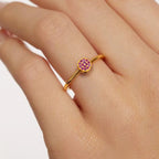 Anillo con pequeñas piedras de nacimiento redondas para mujer julio
