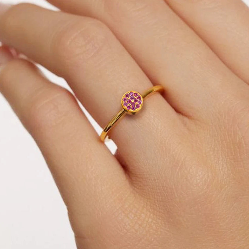Anillo con pequeñas piedras de nacimiento redondas para mujer julio