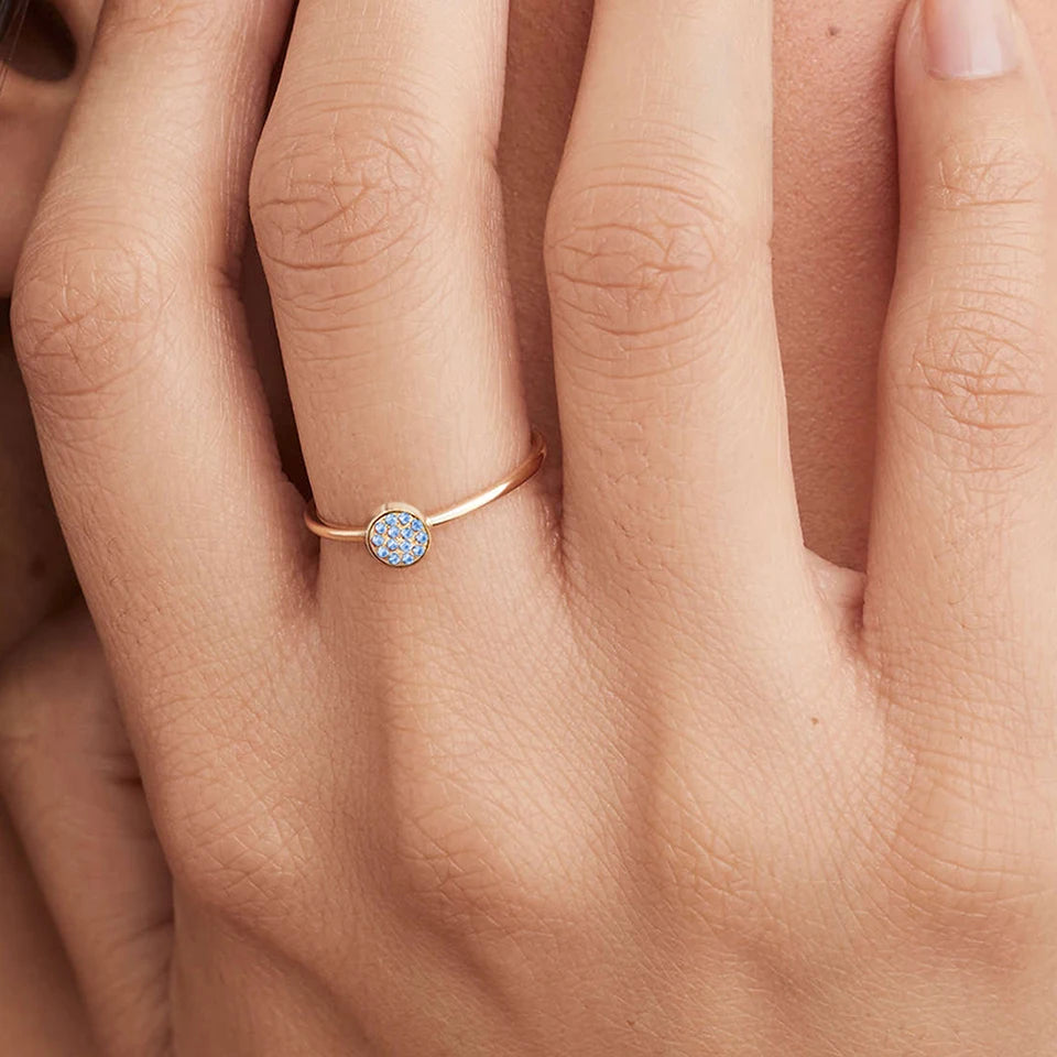 Anillo con pequeñas piedras de nacimiento redondas para mujer