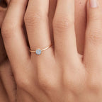 Anillo con pequeñas piedras de nacimiento redondas para mujer