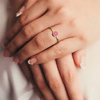 Anillo con pequeñas piedras de nacimiento redondas para mujer