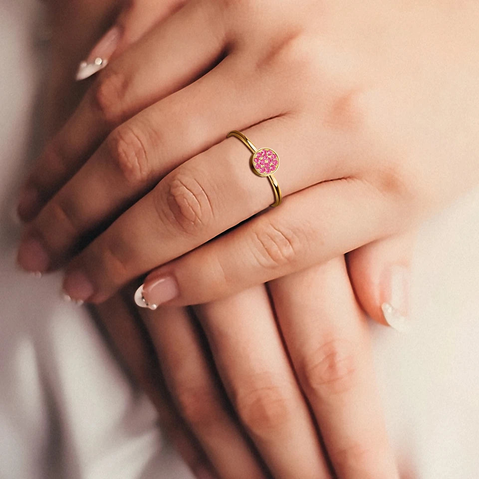 Anillo con pequeñas piedras de nacimiento redondas para mujer