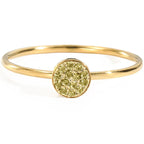 Anillo con pequeñas piedras de nacimiento redondas para mujer agosto