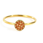 Anillo con pequeñas piedras de nacimiento redondas para mujer enero