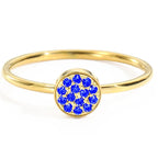 Anillo con pequeñas piedras de nacimiento redondas para mujer marzo