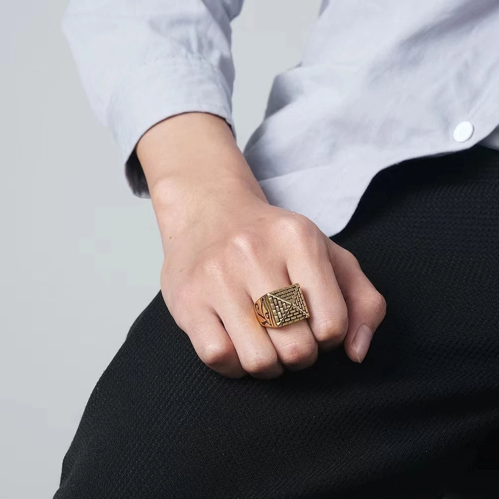 Anillo con Pirámide Egipcia oro
