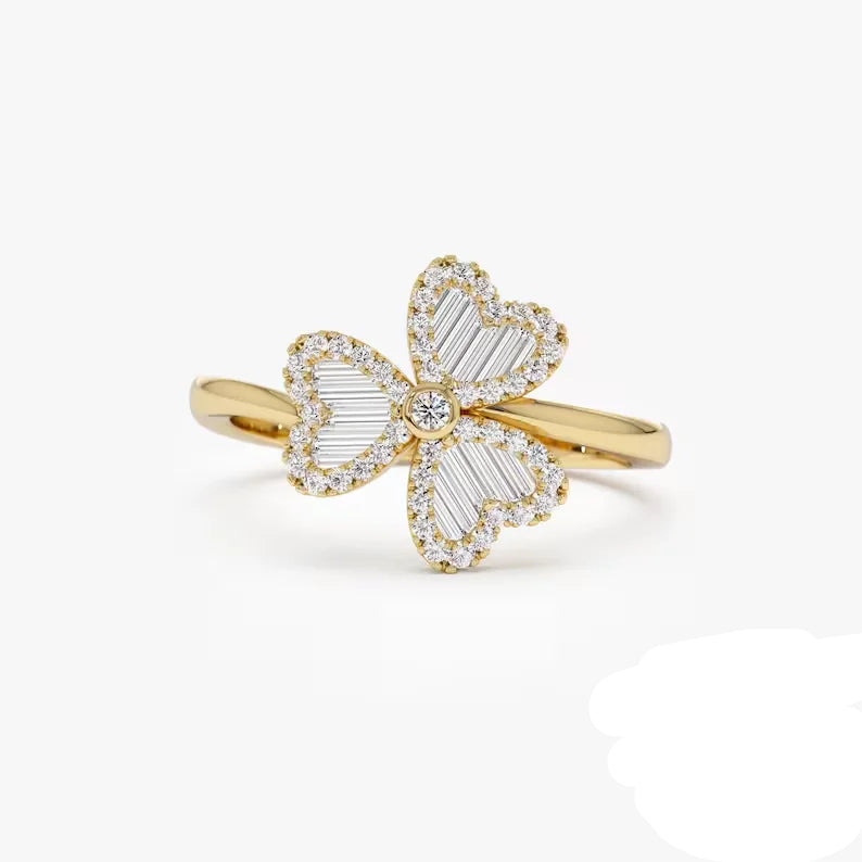 Anillo con Trébol de 3 Hojas en Circonio