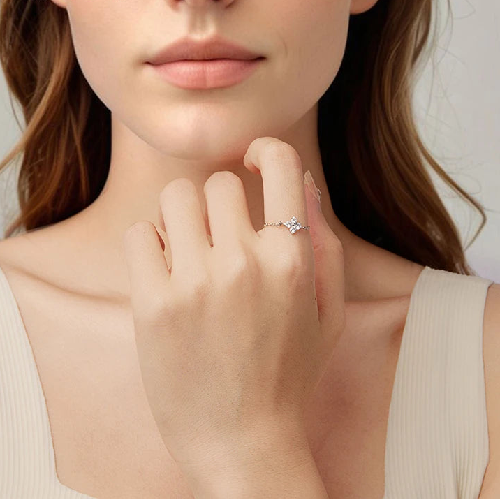 Anillo con Trébol de 4 Hojas en Circonio