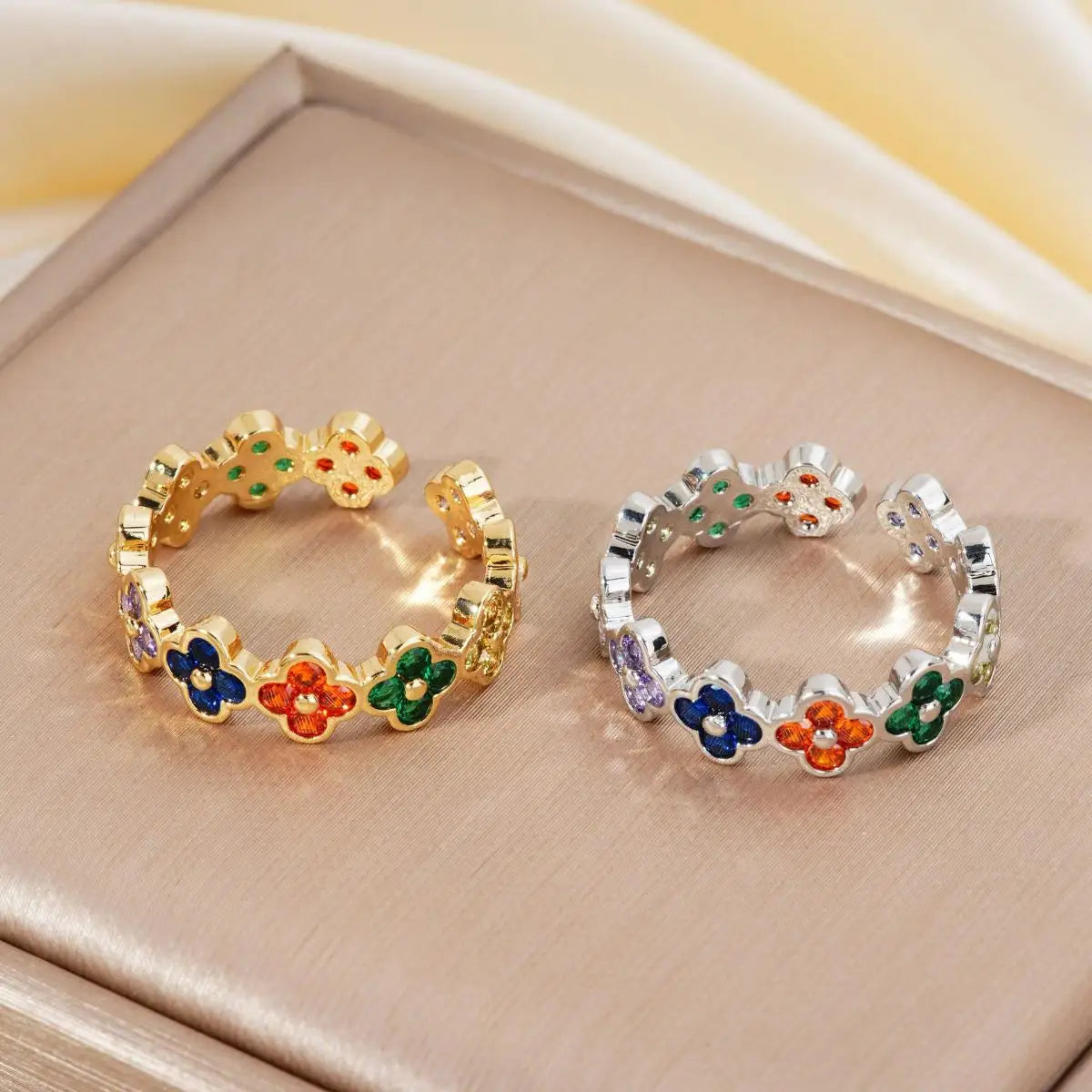 Anillo con tréboles de 4 hojas coloreados en circonio oro