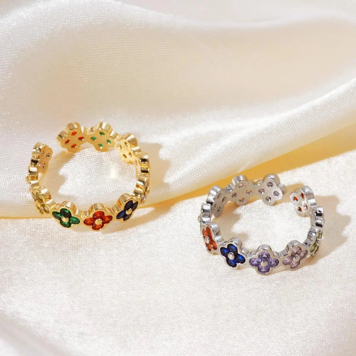 Anillo con tréboles de 4 hojas coloreados en circonio plata