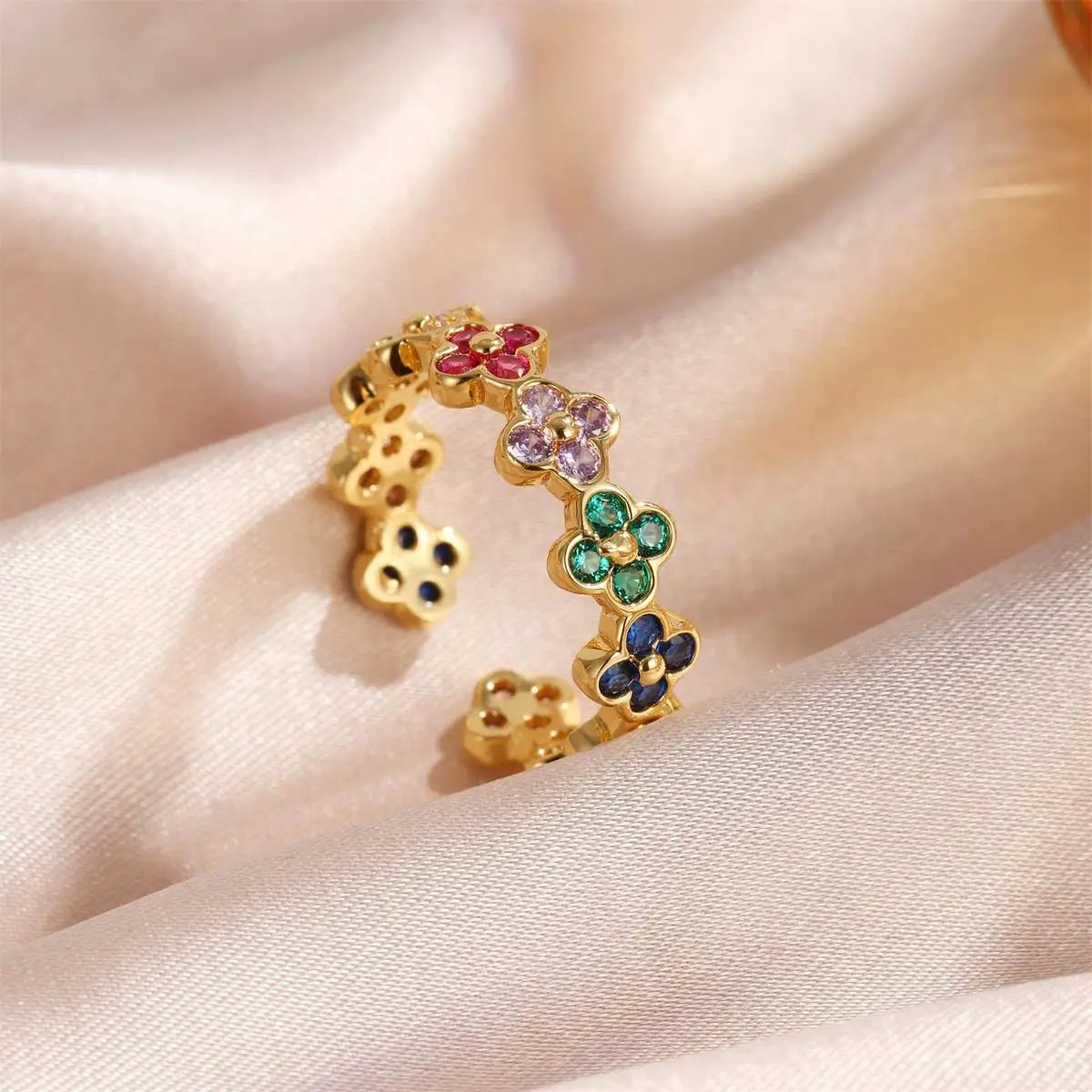 Anillo con tréboles de 4 hojas coloreados en circonio oro