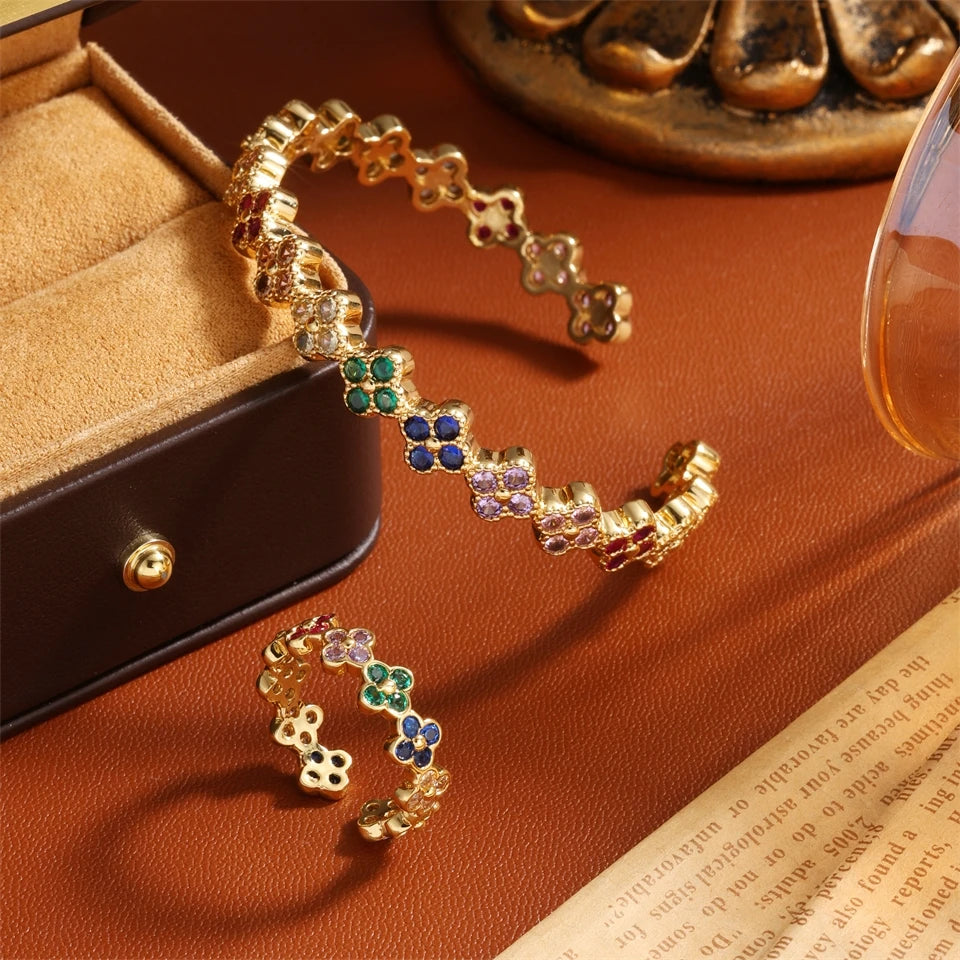 Anillo con tréboles de 4 hojas coloreados en circonio oro