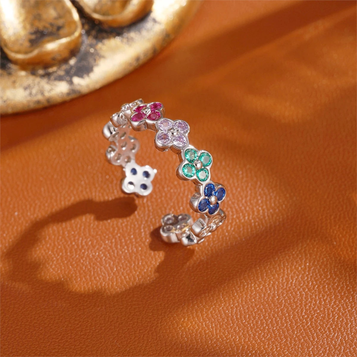 Anillo con tréboles de 4 hojas coloreados en circonio plata