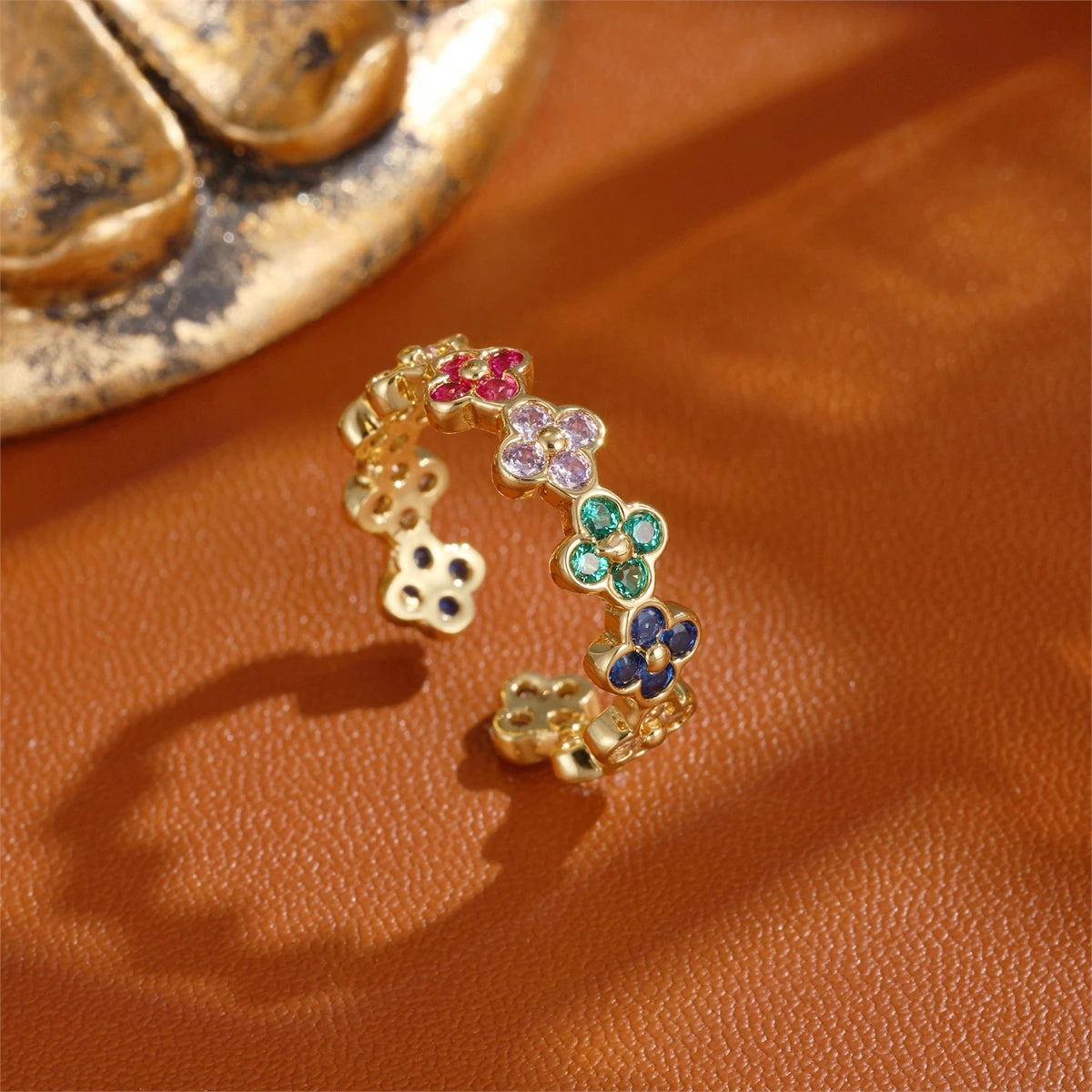 Anillo con tréboles de 4 hojas coloreados en circonio oro