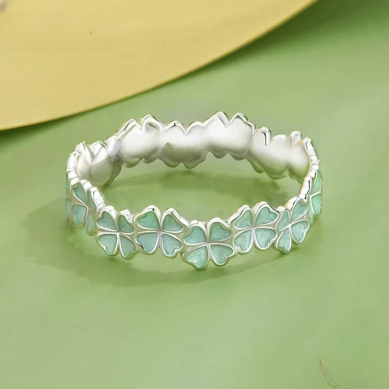 Anillo con tréboles de 4 hojas verdes