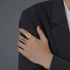 Anillo ancho para hombre personalizado con inicial a