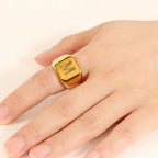 Anillo ancho para hombre personalizado con inicial