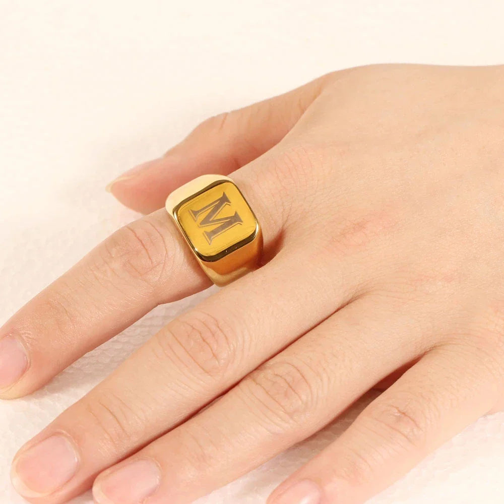 Anillo ancho para hombre personalizado con inicial