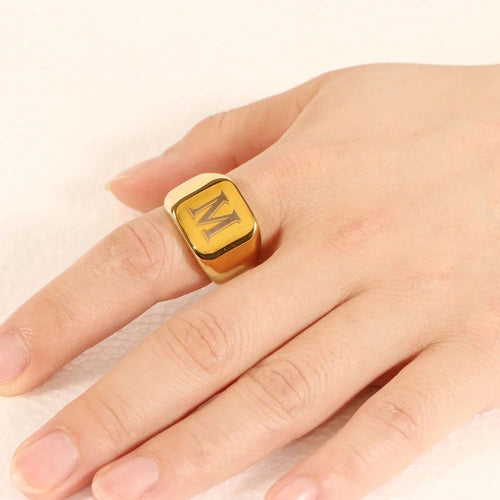 Anillo ancho para hombre personalizado con inicial