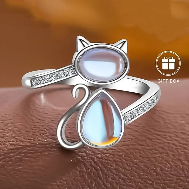 Anillo de gato adorable en piedra lunar