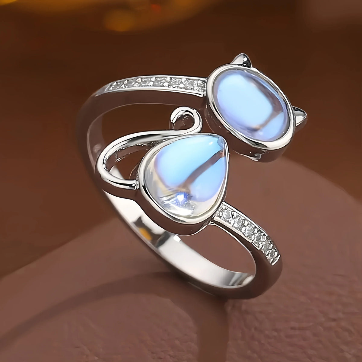 Anillo de gato adorable en piedra lunar