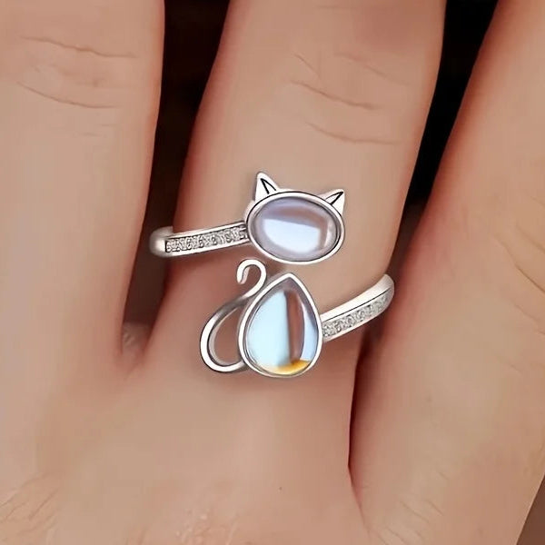 Anillo de gato adorable en piedra lunar