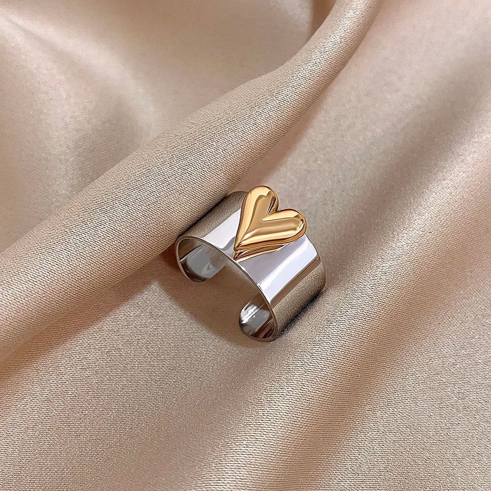 Anillo corazón en relieve de oro