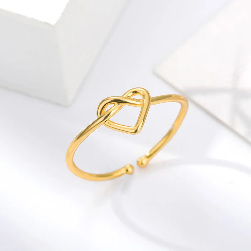 Anillo de corazón entrelazado oro