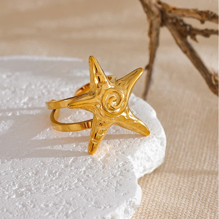 Anillo de concha con estrella de mar dorada para mujer