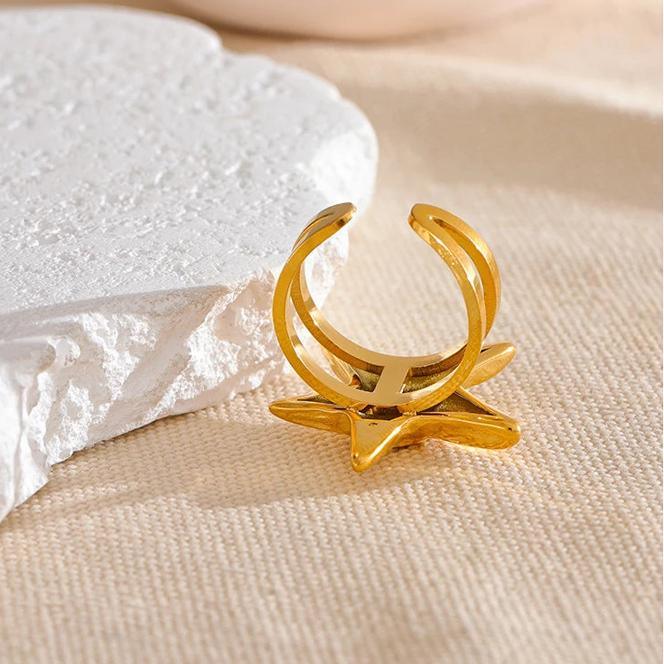Anillo de concha con estrella de mar dorada para mujer