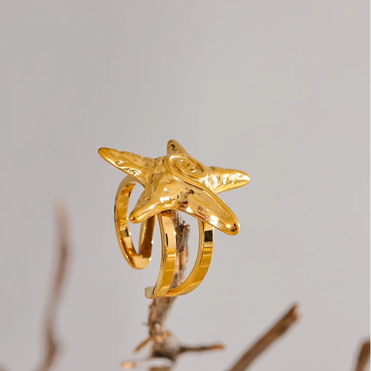Anillo de concha con estrella de mar dorada para mujer