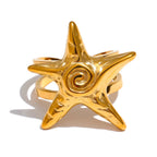 Anillo de concha con estrella de mar dorada para mujer